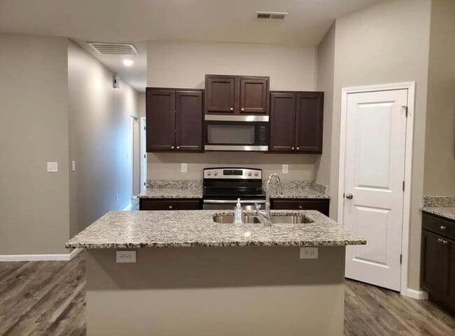 Building Photo - 454 S Longbranch Dr