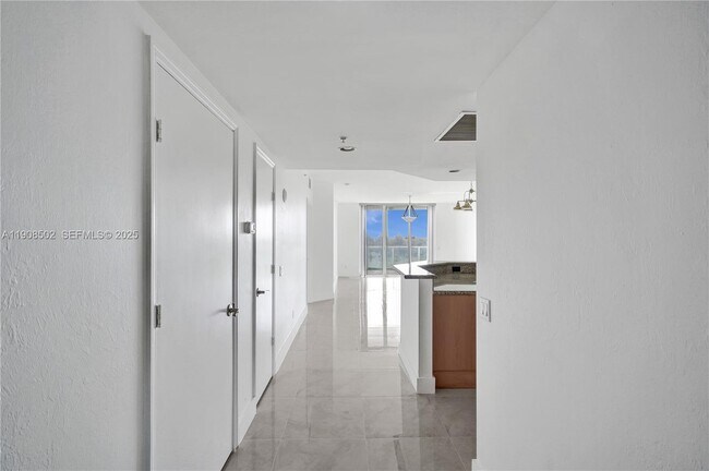 Foto del edificio - 14951 Royal Oaks Ln