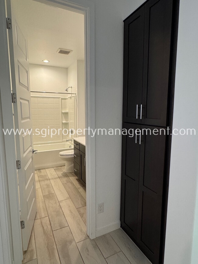 Foto del edificio - 16949 W Evergreen Rd