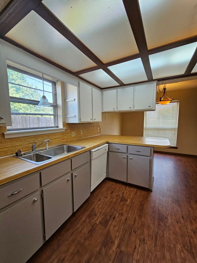 Foto del edificio - (3)Bed/(2) Bath with Shelter Avail NOW! Pe...