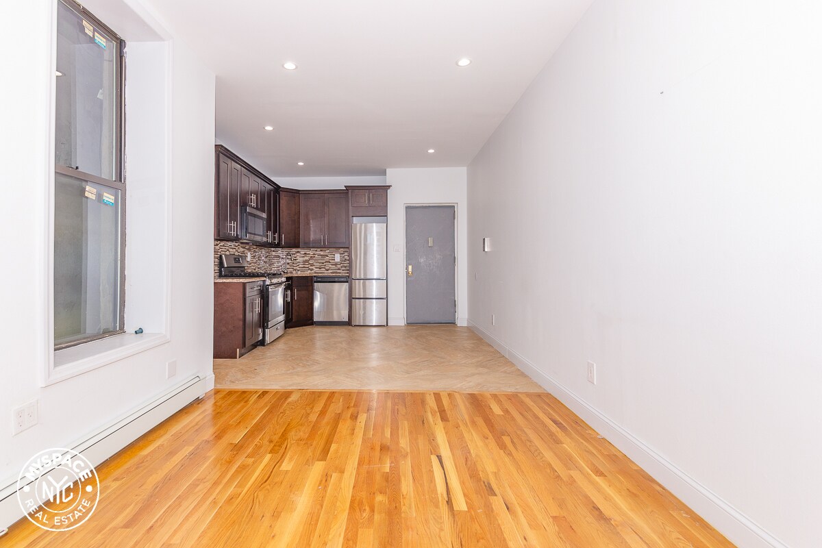 Primary Photo - 460 Throop Ave