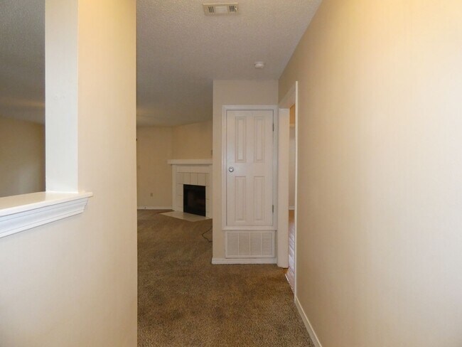 Foto del edificio - Spacious 3-Bedroom Home — Large Backyard