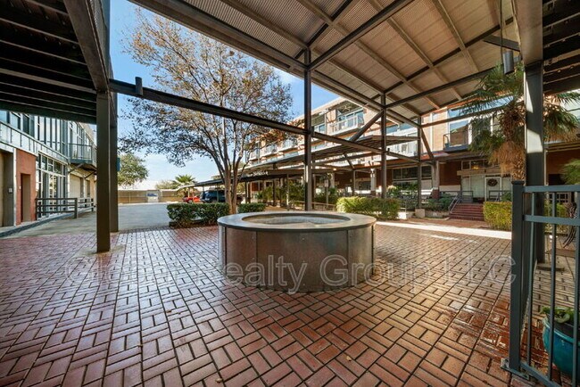 Foto del edificio - 1339 S Flores St