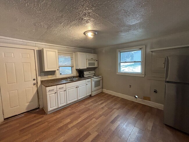 Foto del edificio - COMING SOON! 2 Bed House! Making it ready for you!