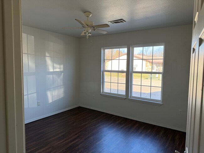 Foto del edificio - 300 Russell St