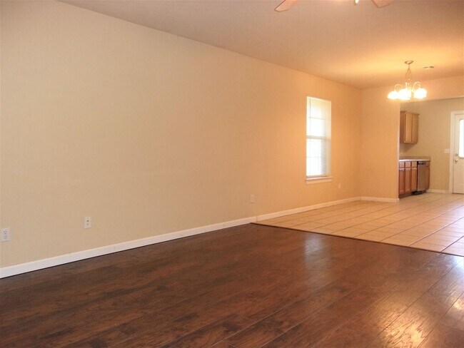 Foto del edificio - 3 BED 2 BATH 2 CAR GARAGE HOME- NW OKC