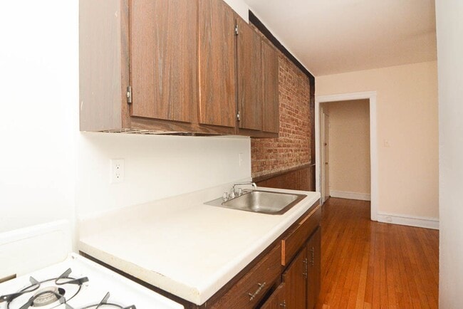 Building Photo - 958 W Cornelia Ave