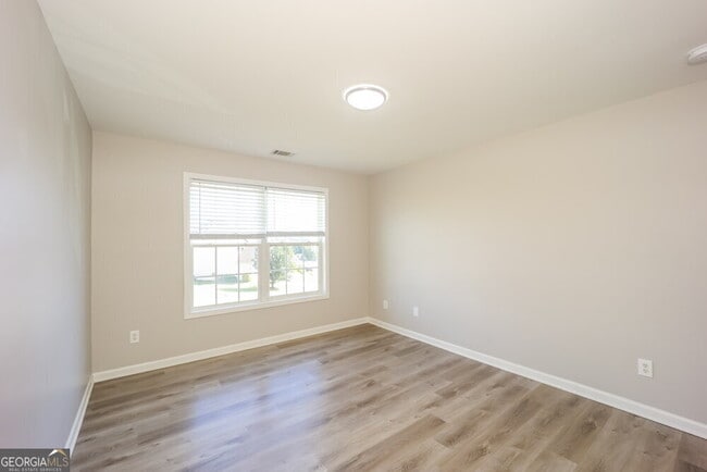 Building Photo - 323 Oakhaven Way