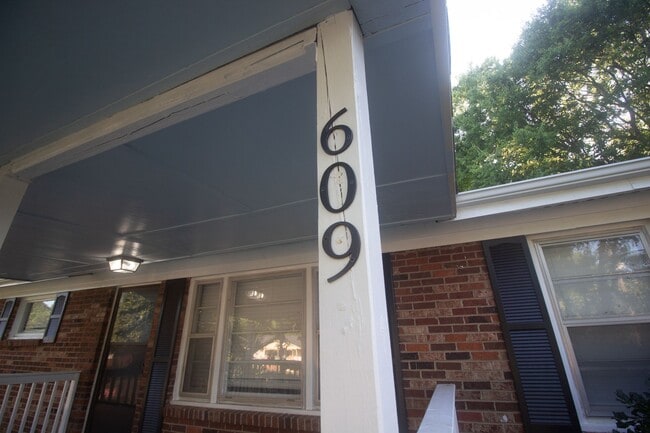 Foto del edificio - 609 Marguerite Dr NW