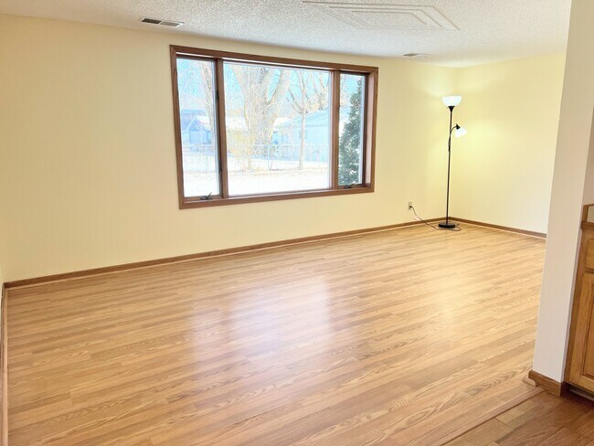 Foto del edificio - 1670 Stillwater St