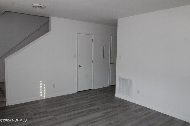 Building Photo - 3 Port W Ct