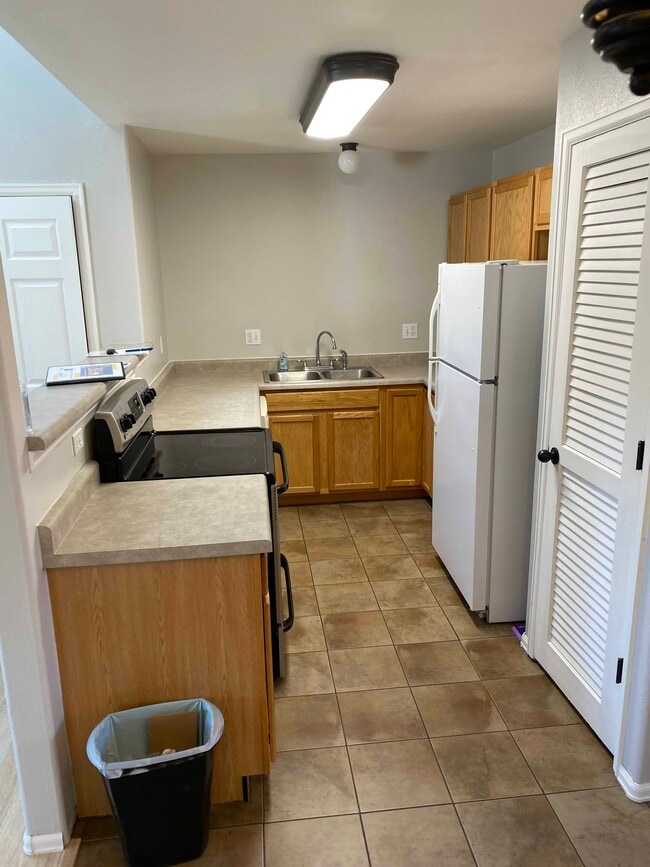 Building Photo - 385 Sunnyside Cir