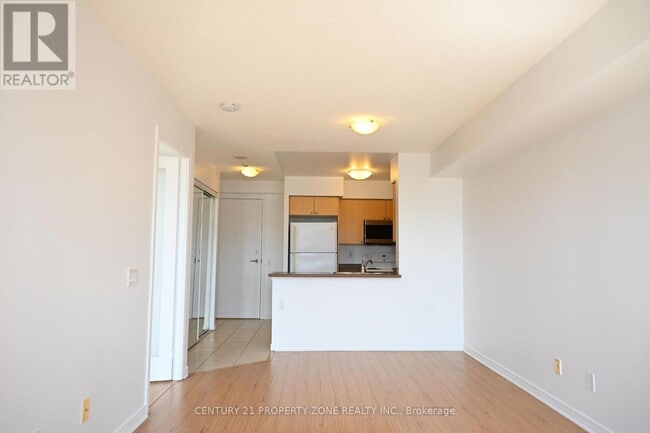 Building Photo - 60 Heintzman St