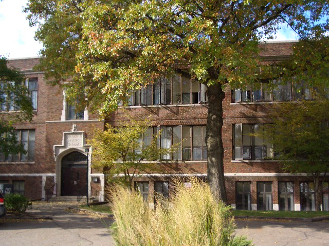 Foto del edificio - Parkway Apartments