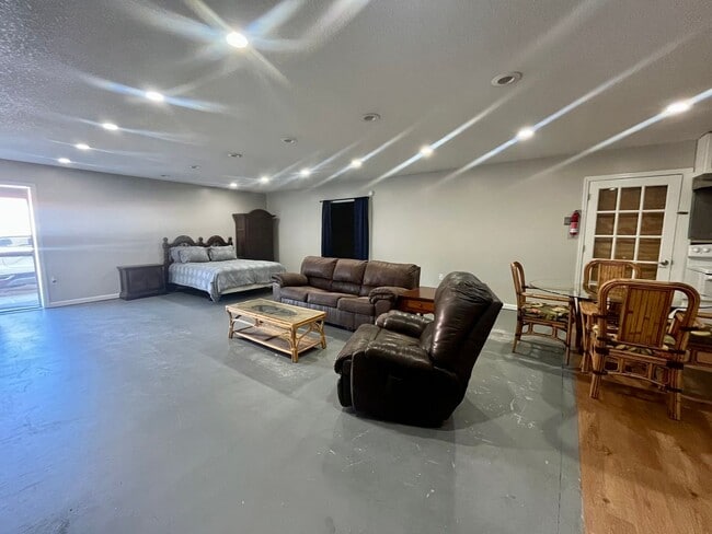 Building Photo - 332 Commerce Loop