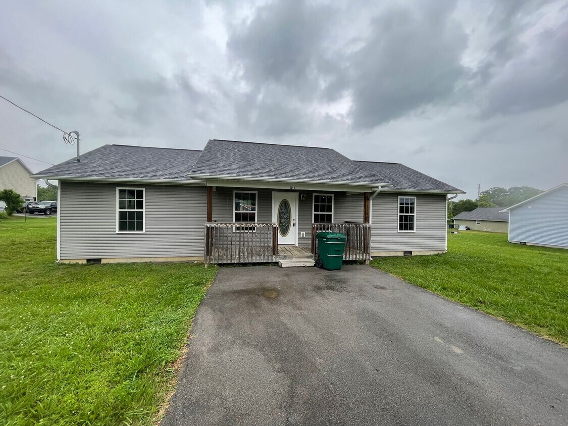 Foto principal - 3 bedroom 2 bath single family home in Whi...