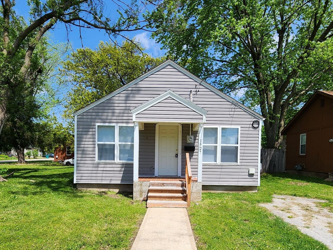 Primary Photo - Spacious 3-Bedroom, 1-Bathroom Home AVAILA...