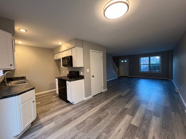 Building Photo - Completely Remodeled Townhouse