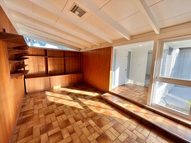 Building Photo - Cliff May Designed Rancho Estates House