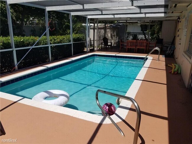 Foto del edificio - 2 br, 2 bath  - 2615 NE 33rd Ave