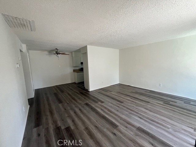 Foto del edificio - 51099 Eisenhower Dr