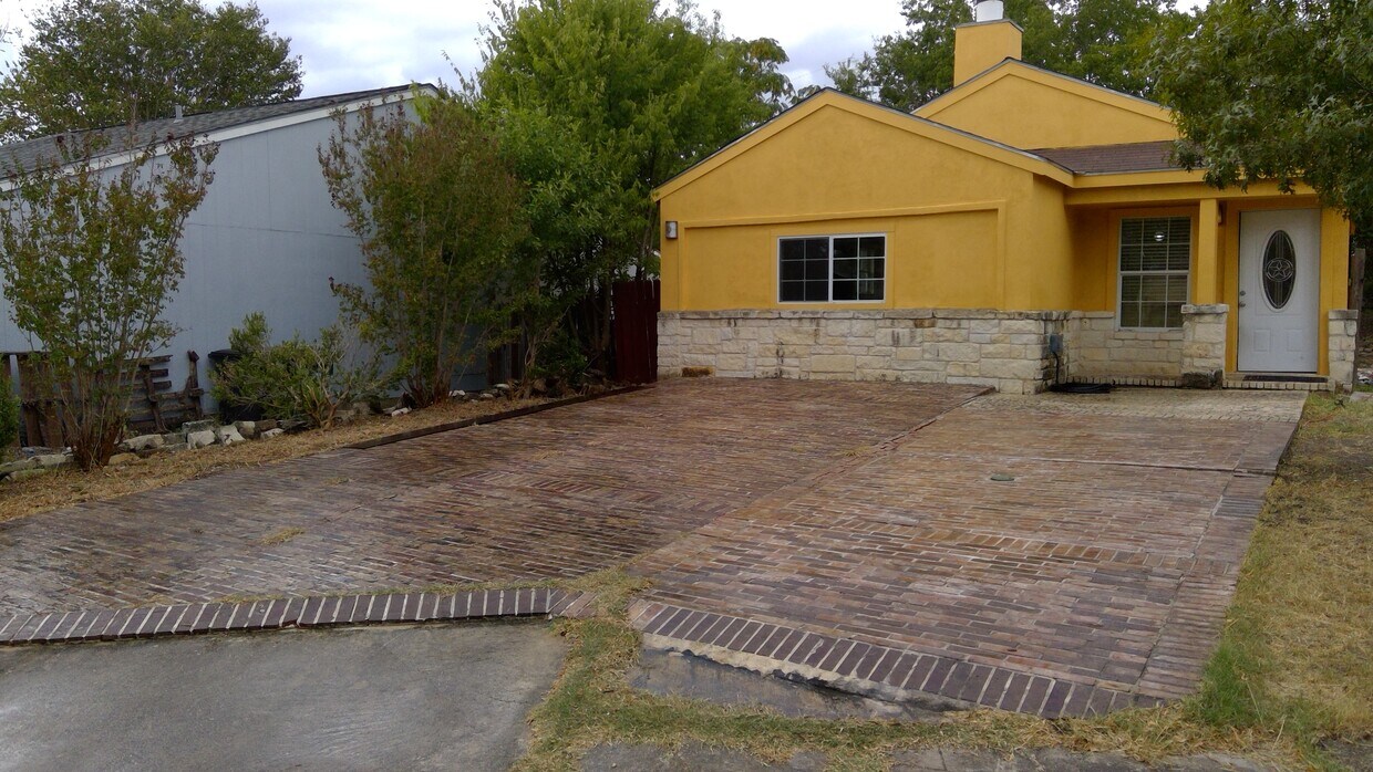 Foto principal - 6107 Sunrise Cliff Dr