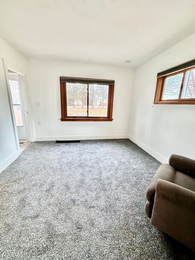 Building Photo - AVAILABLE Now - 2 BED, 1 BATH HOME