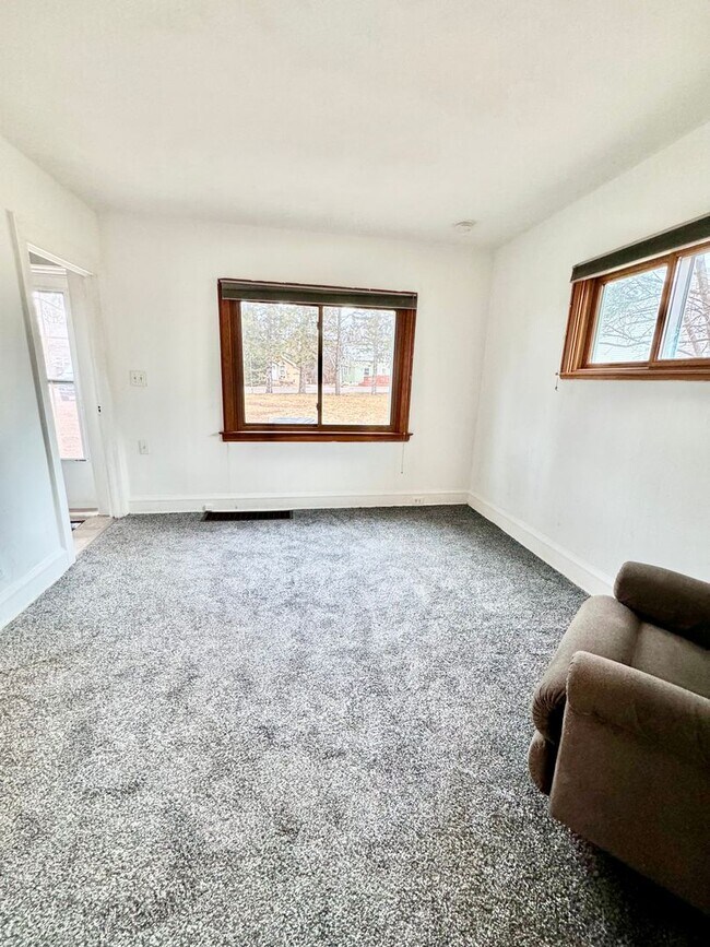 Foto del edificio - AVAILABLE Now - 2 BED, 1 BATH HOME