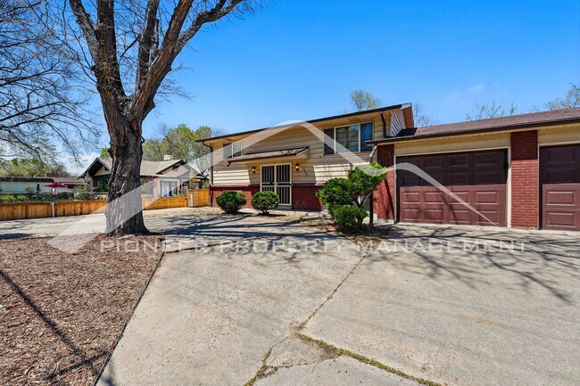 Foto del edificio - Spacious Home with Washer/Dryer and Centra...