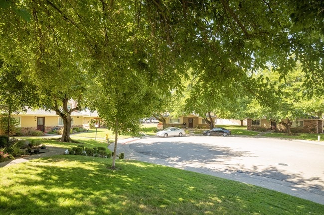 Building Photo - Queenston Plaza Apartments