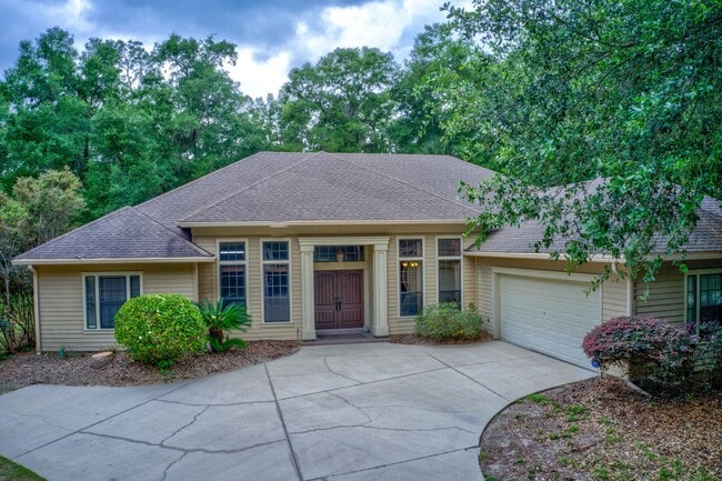 Building Photo - Stunning 4BR/2.5BA Pool Home located in El...