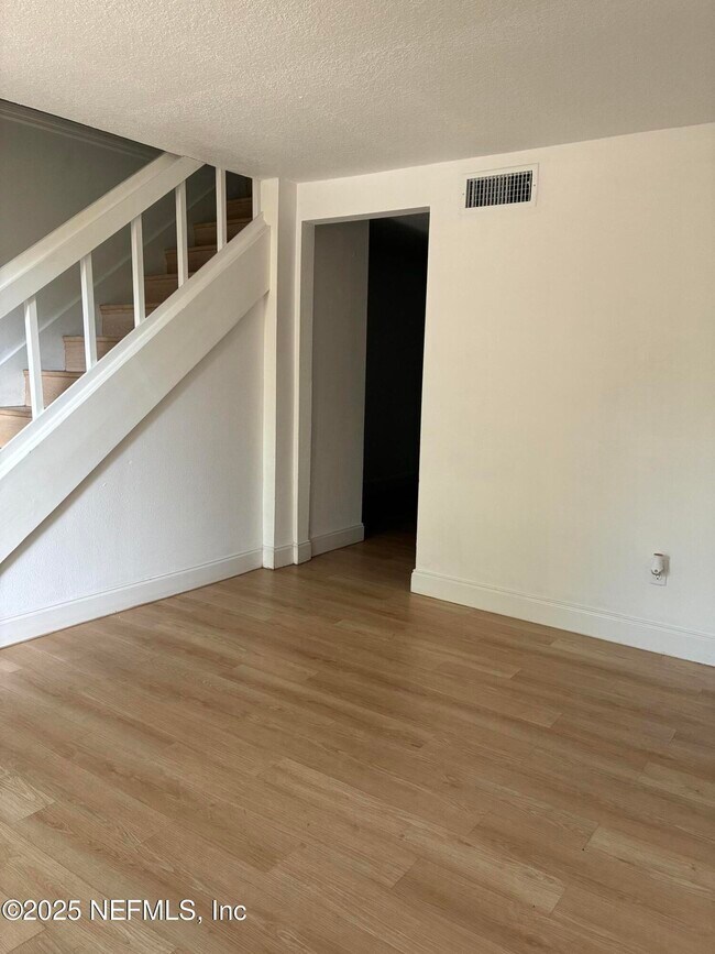 Foto del edificio - 2647 Sunrise Village Dr