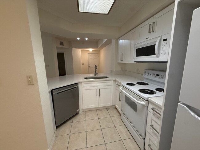 Building Photo - 3020 Alcazar Pl