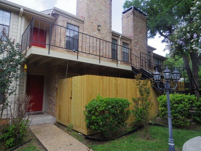 Building Photo - UT PRE LEASE: 2 bed / 2 bath Well-maintain...