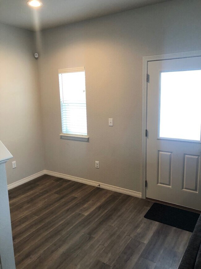 Building Photo - Beautiful 3 bed, 3 bath Townhome in West W...