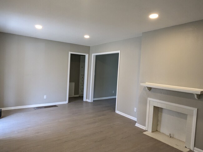 Building Photo - 2545 E Aloma St
