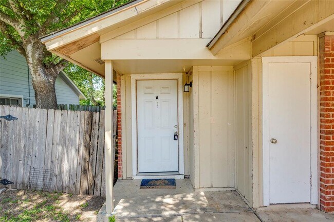 Building Photo - 6900 Branchwood Dr