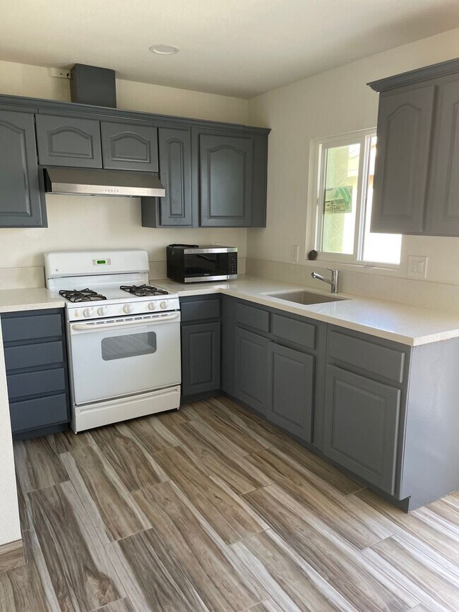 Building Photo - 6104 Sun Tree Cir