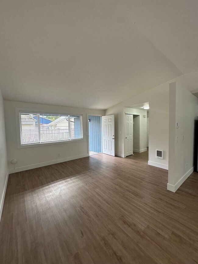 Building Photo - Stunning Fully Renovated 3-Bedroom Home in...