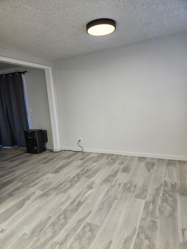 Foto del edificio - $1800 A MONTH - 3 BEDROOM 2 BATH HOME IN LEAVITT LAKE