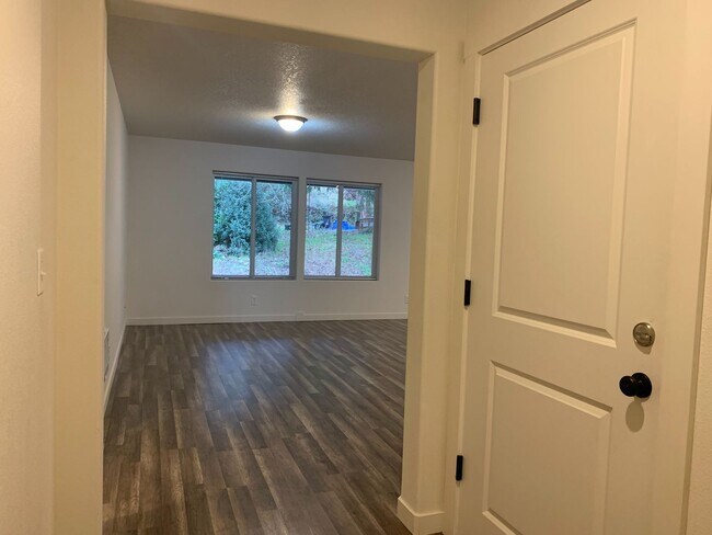 Building Photo - Newer 3 bed 2 bath Home in Kalama! Laminate all throughout main! Stainless Steel Appliances!