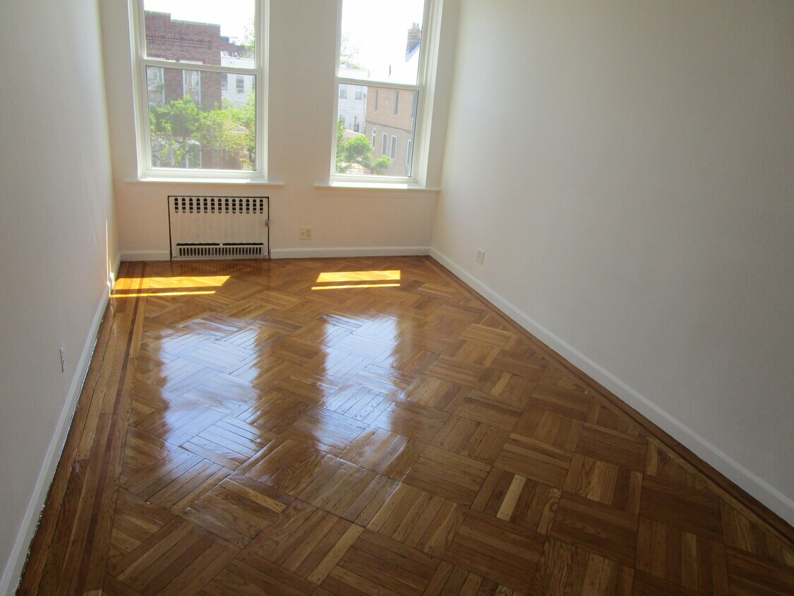 Foto principal - 2043 72nd St
