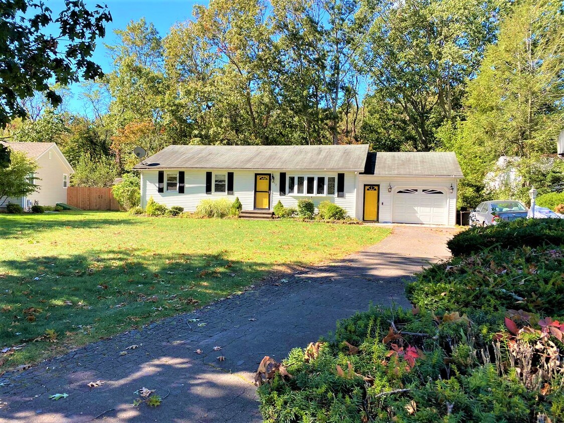 Primary Photo - 23 Briarwood Cir