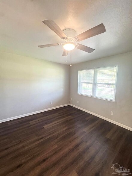 Foto del edificio - 802 Blue Springs Dr