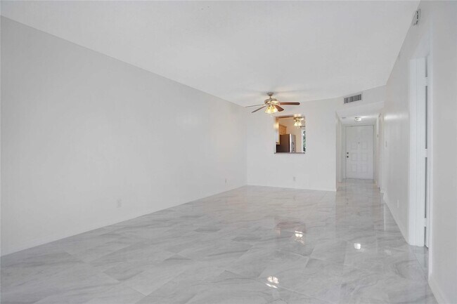 Foto del edificio - 8720 N Sherman Cir