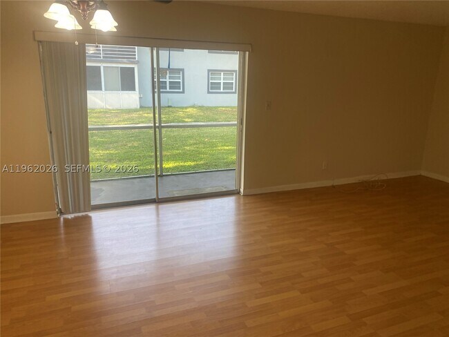 Foto del edificio - 335 W Laurel Dr