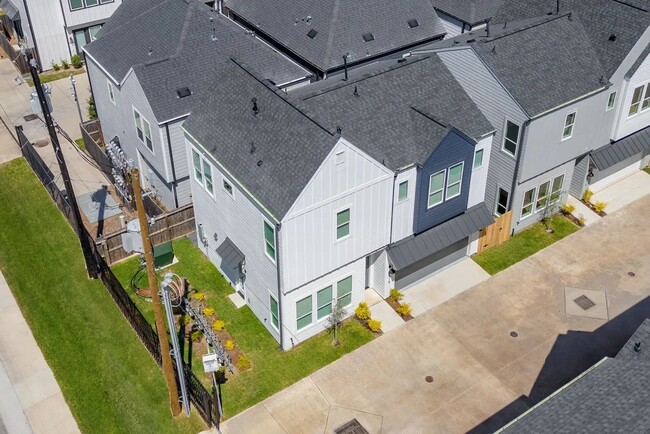 Building Photo - 8905 Laverne St
