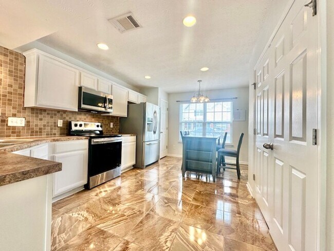 Building Photo - Welcome Home! Rare 3 Bedroom 2.5 Bath Town...