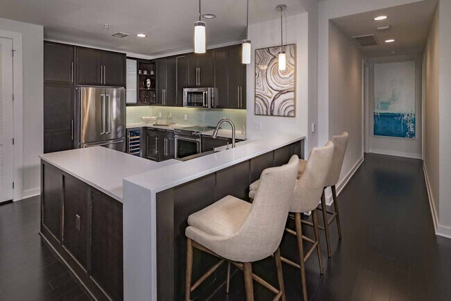 Foto del edificio - The Night YOU Came Home...To Your New 1BR Apt