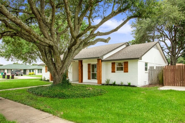 Building Photo - 3208 Woodstone Dr